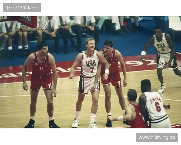 伯德无球跑动牵制防线，拉开空间主导进攻